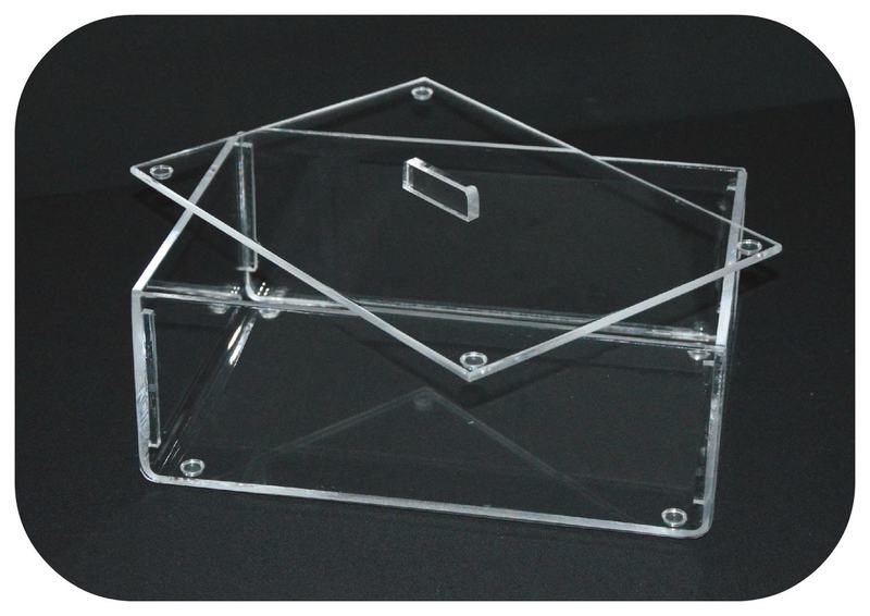 Boîte, cube et bac sur mesure en plexiglas pour magasin.